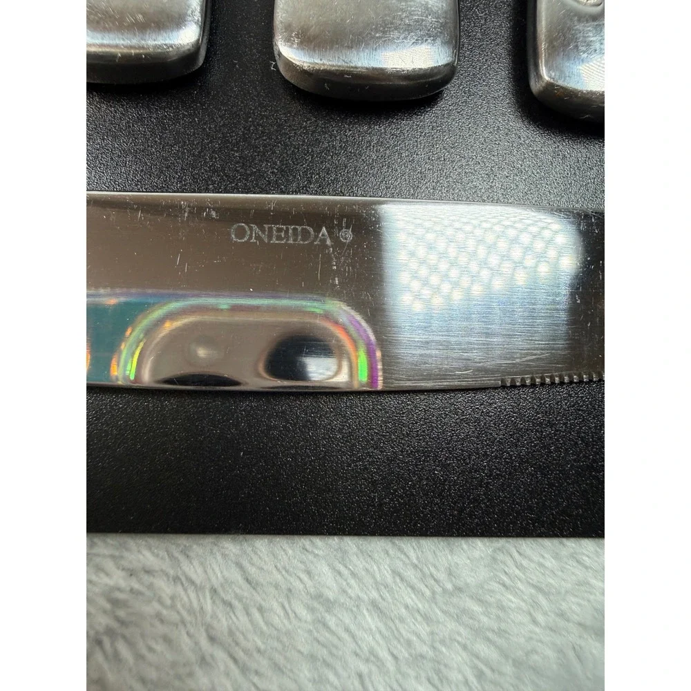Oneida Serif Pattern Stainless Steel Dinner Knives Serrated Set of 7 9.25